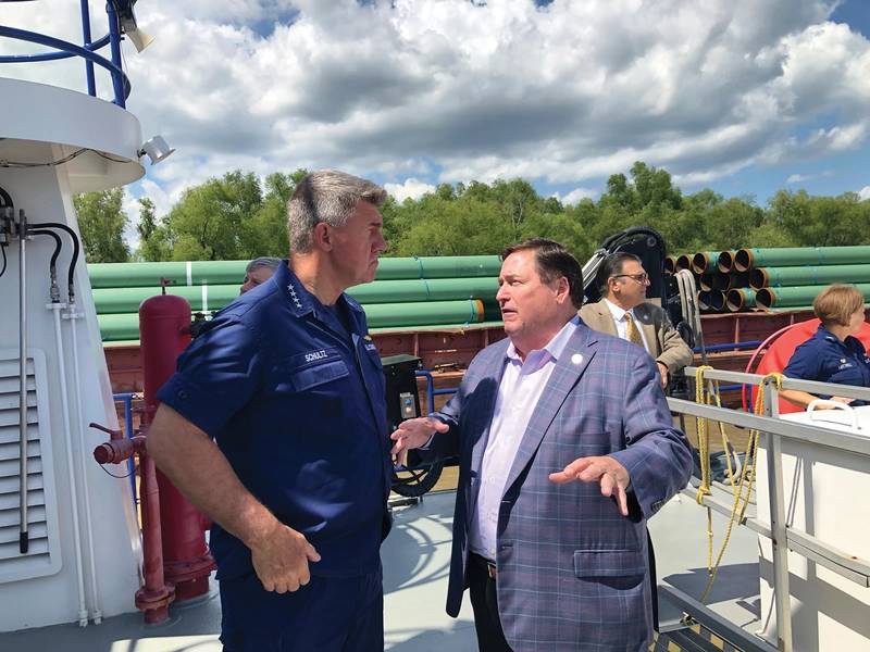 Admiral Karl Schultz, Kommandant der USCG, erörtert die Situation am Lower Mississippi mit Gouverneur Billy Nungesser - Bundesstaat Louisiana. Foto: Greg Trauthwein