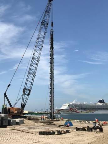 Arbeiter der Orion Marine Group positionieren Beton-Entlastungspfähle für die Installation im North Cargo Berth 8 (Foto: Canaveral Port Authority)