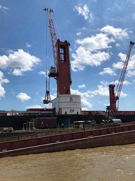 Associated Terminals & Turn Services bieten einen beeindruckenden Frachtumschlag in der Mitte des Flusses Mississippi an. Historisch hohe Gewässer und schnelle Strömungen in dieser kritischen Wasserstraße stellen die Geschwindigkeit, Effizienz und Sicherheit aller von Flüssen ausgeführten Operationen in Frage. Foto: Greg Trauthwein