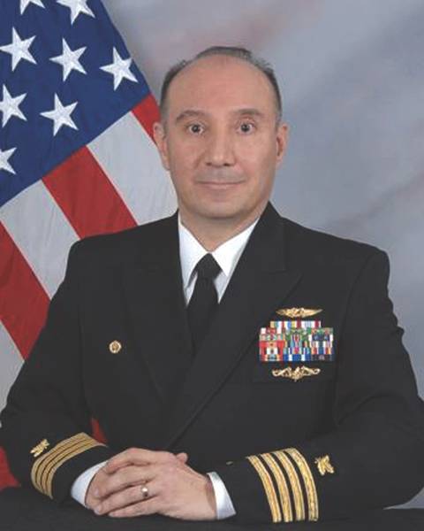 Capitão Frank Nevarez, o comandante (CO) da FLC Yokosuka