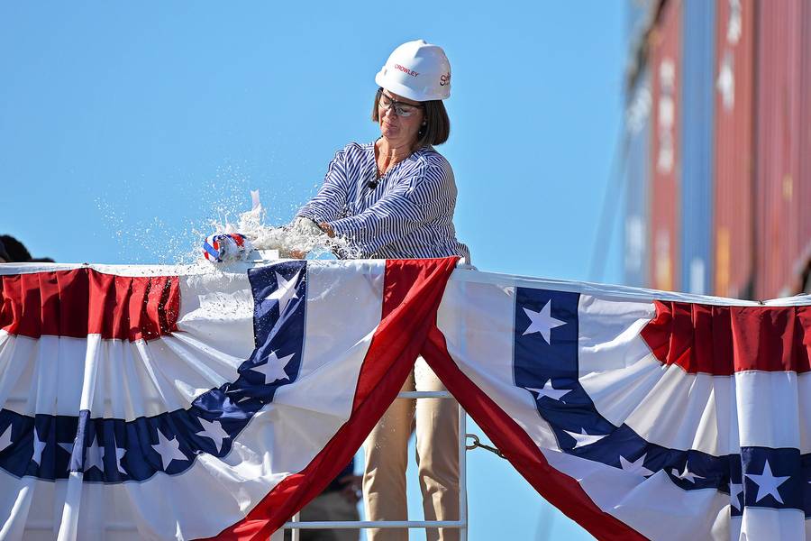 Christine Crowley Taufe das Schiff (Foto: Crowley)