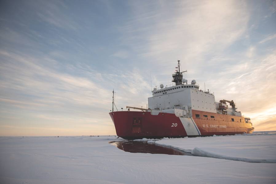 El US Coast Guard Cutter Healy (WAGB-20) está en el hielo el miércoles 3 de octubre de 2018, a unas 715 millas al norte de Barrow, Alaska, en el Ártico. El Healy se encuentra en el Ártico con un equipo de unos 30 científicos e ingenieros a bordo del despliegue de sensores y submarinos autónomos para estudiar la dinámica oceánica estratificada y cómo los factores ambientales afectan el agua debajo de la superficie del hielo para la Oficina de Investigación Naval. El Healy, que se encuentra en Seattle, es uno de los dos rompehielos en el servicio de los EE. UU. Y es