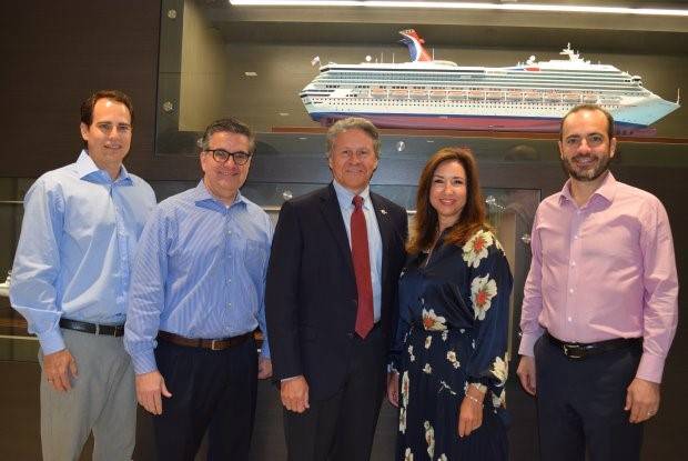 Desde la izquierda: Carnival Corporation VP Port and Destination Development David Candib, Carnival Cruise Line EVP Professional Services James Heaney, Canaveral Port Authority Port Director y CEO Capt. John Murray, Carnival Cruise Line Christine Duffy, y Carnival Cruise Line COO Gus Antorcha. (Foto: Carnival Cruise Line)