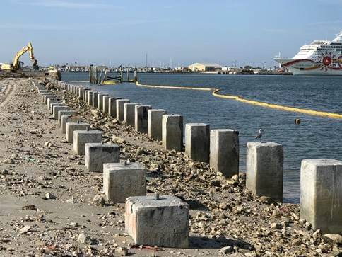 Die Installation von Betonentlastungspfählen bei North Cargo Berth 8 ist kurz vor dem Abschluss. (Foto: Canaveral Port Authority)