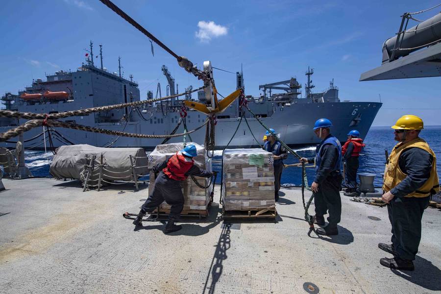 Die Seeleute sichern die Ladung an Bord des Lenkwaffen-Zerstörers der Arleigh Burke-Klasse, USS McCampbell (DDG 85), während der Nachschub auf See mit dem Trockenfracht- und Munitionsschiff USNS Ameilia Earheart (T-AKE 6). McCampbell wird im Einsatzgebiet der 7. US-Flotte eingesetzt, um die Sicherheit und Stabilität in der indopazifischen Region zu unterstützen. (Foto der US Navy von Isaac Maxwell, Spezialist für Massenkommunikation 3. Klasse)