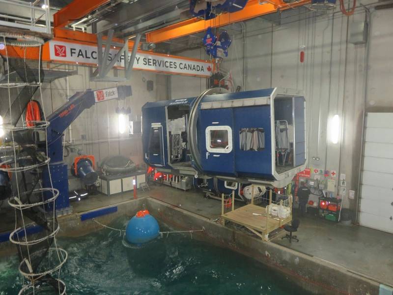 Die "Hubschrauberkabine" (Blue-Box-Struktur) über dem Pool positioniert. Der 'Offshore-Arbeiter' ist in der Kabine. (Foto: Tom Mulligan)