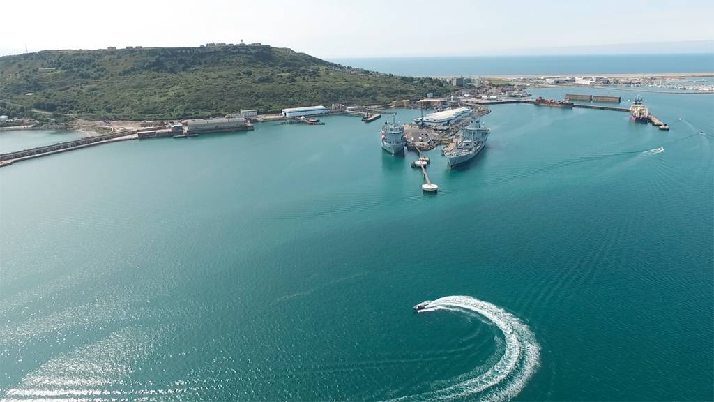 Dos buques auxiliares de la Flota Real atracaron en el muelle exterior de Coaling y en el muelle de aguas profundas, con el muelle de la reina al fondo.