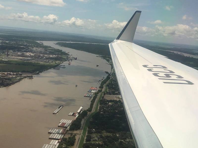 Ein Flug nach New Orleans mit Admiral Karl Schultz, Kommandant der USCG, bietet einen Überblick über das robuste und vielfältige Geschäft in und um den unteren Mississippi. Foto: Greg Trauthwein