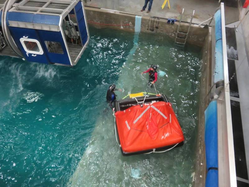 Ein Rettungsfloß wird in die Nähe der Kabine gebracht, um Überlebende / Flüchtlinge aufzunehmen. (Foto: Tom Mulligan)