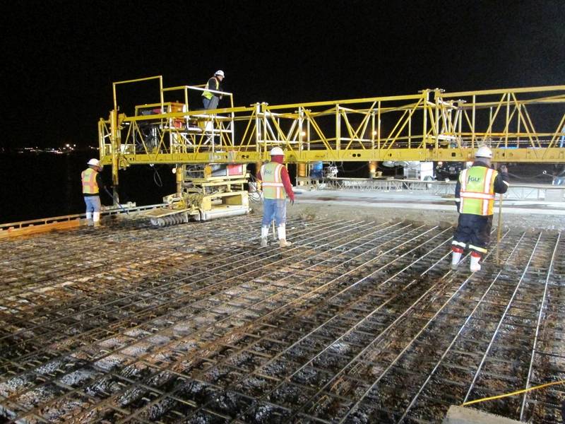 Equipo de construcción nocturno que vierte una nueva plataforma de concreto (Foto: Autoridad Portuaria de Canaveral)