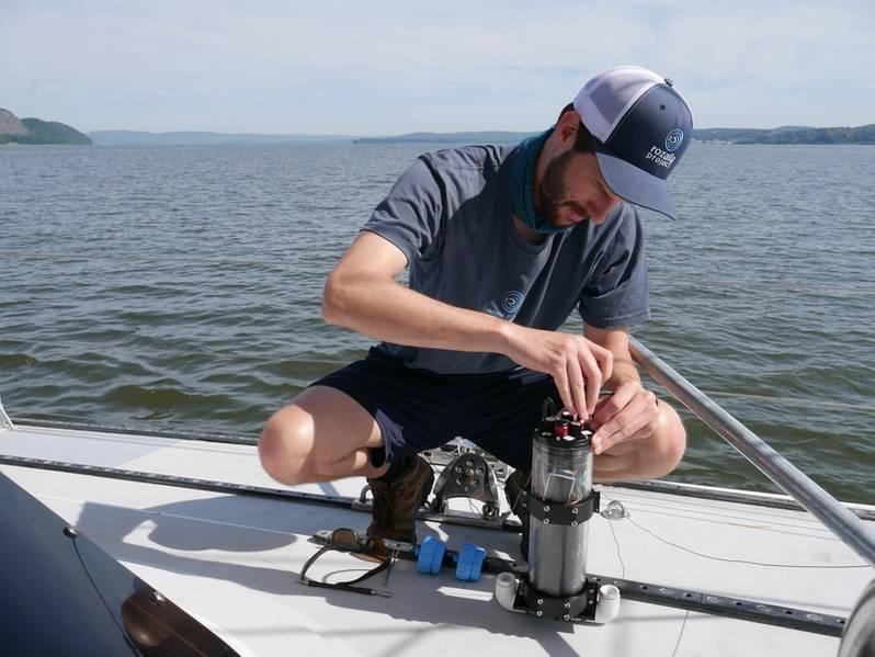 Ethan Edson von Ocean Diagnostics demonstriert einige seiner Mikroplastik-Sensoren. Bildnachweis: Ocean Diagnostics.