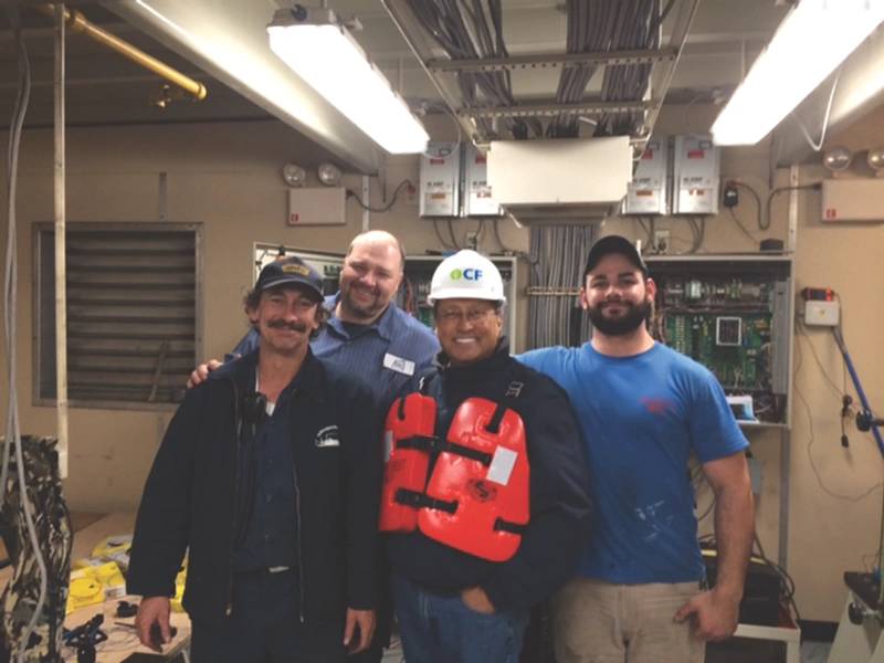 Ed Grimm, (segundo desde la izquierda) CEO, Southern Towing Company durante una visita de la tripulación.