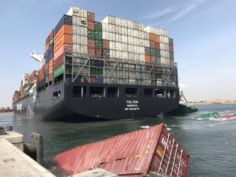 今週初めにパキスタンの南カラチ港で係留されたコンテナ船のMVハンブルク湾を横取りしたMVトルテンにあるコンテナへの目に見えるダメージ（写真：Hassan Jan）