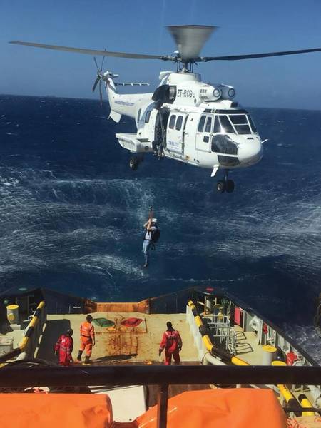 Joey Farrell通过直升机降落到Grand Canary的消防拖船上。 Resolve Marine Group供图。