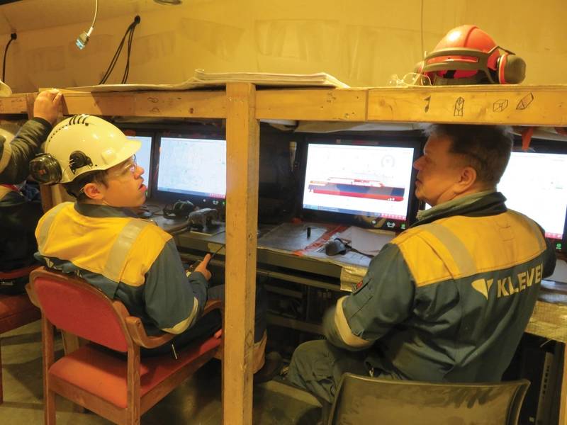 Kleven Verft工作人员在公司院子里正在建造的MS Roald Amundsen上检查主发动机控制室的运行情况。照片：Tom Mulligan