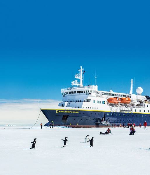 Lindblad Expeditions与国家地理的联盟让Lindblad能够带着人们前往北极，游轮上充满教学时刻，将乘客变成我们星球的管家，在自然美景和奇迹中交流思想。照片：Michael Nolan / Lindblad Expeditions