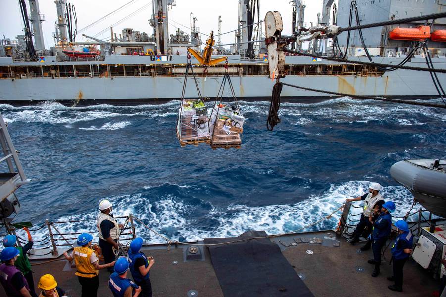 Marinheiros designados para o destróier de mísseis guiados da classe Arleigh Burke USS Nitze (DDG 94) se preparam para receber carga para carga durante um reabastecimento no mar com o lubrificador de reabastecimento de frota USNS Big Horn (T-AO 198). A Nitze está implantada nas áreas de operação da 5ª Frota dos EUA em apoio a operações navais para garantir estabilidade e segurança marítima na Região Central, conectando o Mediterrâneo e o Pacífico através do Oceano Índico Ocidental e três pontos estratégicos.)