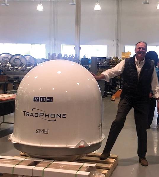 Martin Kits van Heyningen, CEO, KVH, en la planta de fabricación el día que KVH envió su primer TracPhone V11-HTS en abril de 2019. Foto: KVH