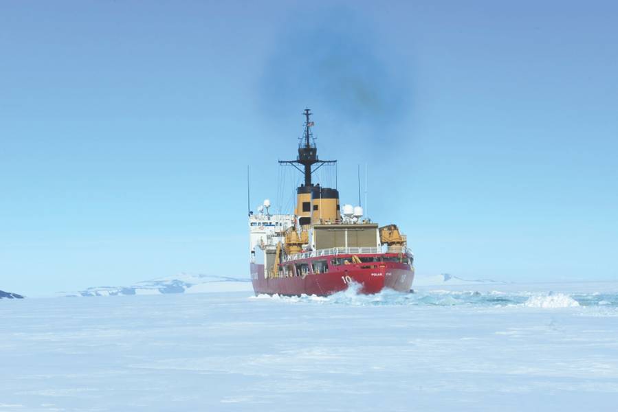 O Polar Star da Guarda Costeira Cortador de gelo quebra gelo em McMurdo Sound, perto da Antártida, no sábado, 13 de janeiro de 2018. A tripulação do Polar Star, com sede em Seattle, está em missão na Antártida em apoio à Operação Deep Freeze 2018, a contribuição das forças armadas dos EUA para a Programa Antártico dos EUA, administrado pela National Science Foundation. Foto da guarda costeira dos EUA pelo oficial mesquinho Nick Ameen.