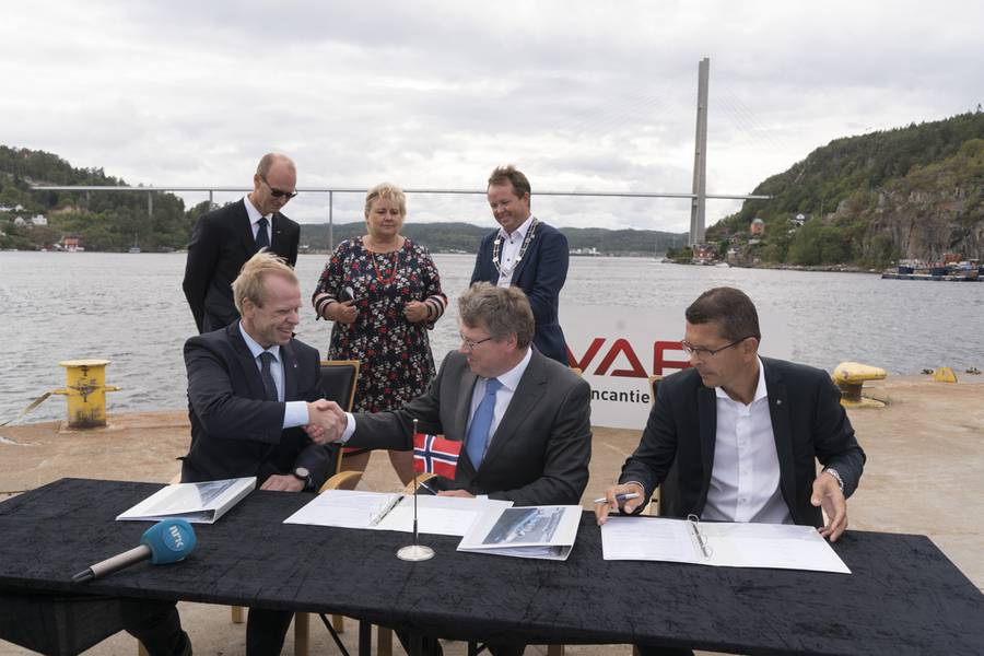 YARA unterzeichnet Vertrag mit VARD, um Yara Birkeland zu bauen. LR: Präsident und CEO von YARA, Svein Tore Holsether; COO von VARD, Magne O. Bakke; Präsident und CEO von KONGSBERG, Geir Håøy (Foto: KONGSBERG)