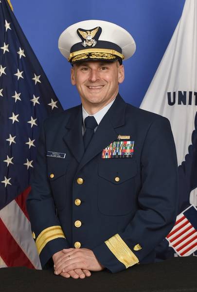 El contraalmirante John Nadeau, comandante asistente para la política de prevención de la Guardia Costera
