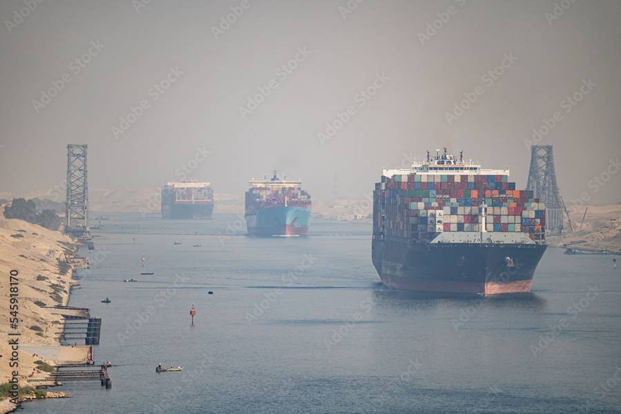 Un desfile de buques de gran calado avanza por el Canal de Suez (c) AdobeStock / Hladchenko Viktor