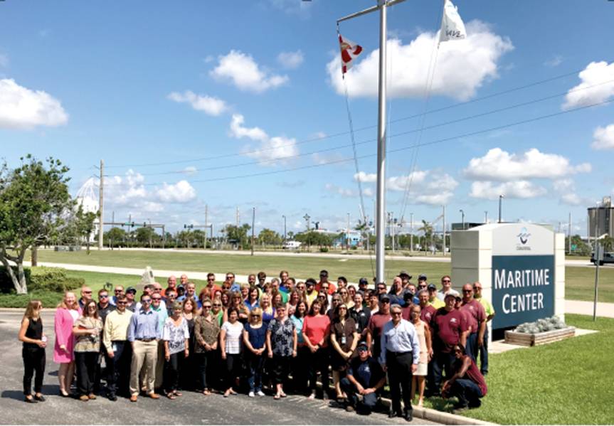 A equipe de Port Canaveral se reúne para levantar bandeiras. (Autoridade portuária de Canaveral)