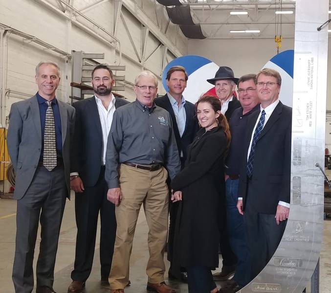 El equipo de GGZM en la ceremonia de colocación de la quilla Water-Go-Round. De izquierda a derecha en la imagen: capitán Joe Burgard, cofundador); John Motlow, vicepresidente de marketing y estrategia; Charlie Walther; Tyler Foster; Rose Dawydiak-Rapagnani; Thomas Escher, cofundador); y Dan Johnson. Crédito de la foto GGZM.