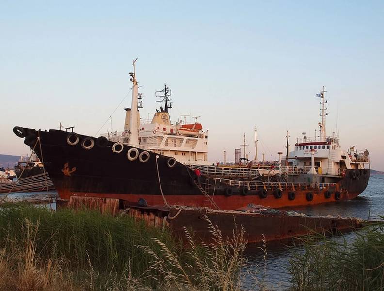 A guarda costeira grega descobriu um recorde de duas toneladas de drogas, principalmente heroína, a bordo de um pequeno petroleiro chamado Noor One em 2014 (Foto: Coast Guard Coast)