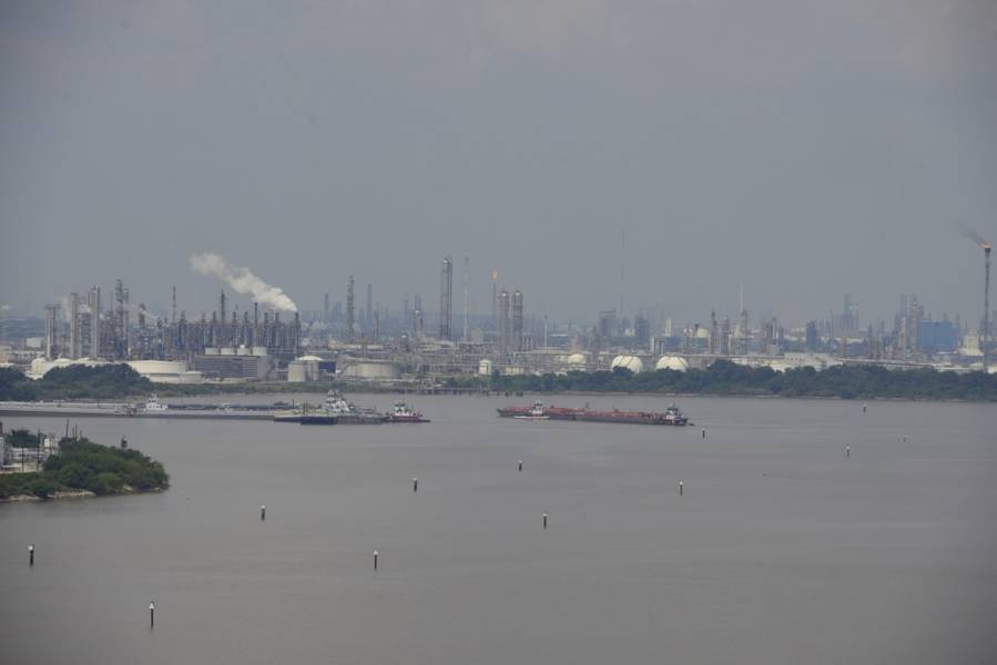 Os navios transitam no canal superior de Houston após o furacão Harvey. (Foto da Guarda Costeira dos EUA por Brandon Giles)