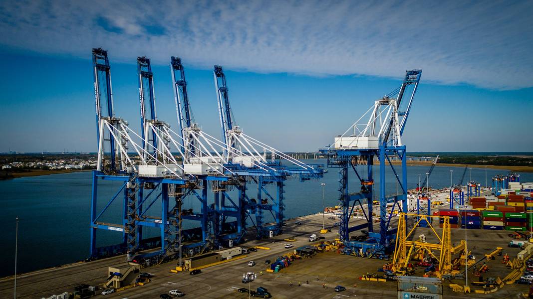 O porto da orla de Charleston possui novos guindastes de manuseio de contêineres pós-Panamax. (CRÉDITO: ZPMC