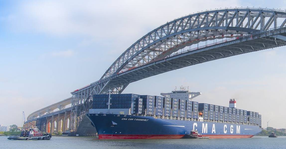 El puente de Bayonne (El crecimiento en parte se puede atribuir a la finalización en junio de 2017 del Proyecto de Liquidación para la Navegación del Puente de Bayona, que elevó el espacio bajo el puente de 151 pies a 215 pies, permitiendo que los buques de contenedores más grandes del mundo pasen por debajo de él y Sirve terminales portuarias en Nueva York y Nueva Jersey. Crédito: Puerto NY / NJ