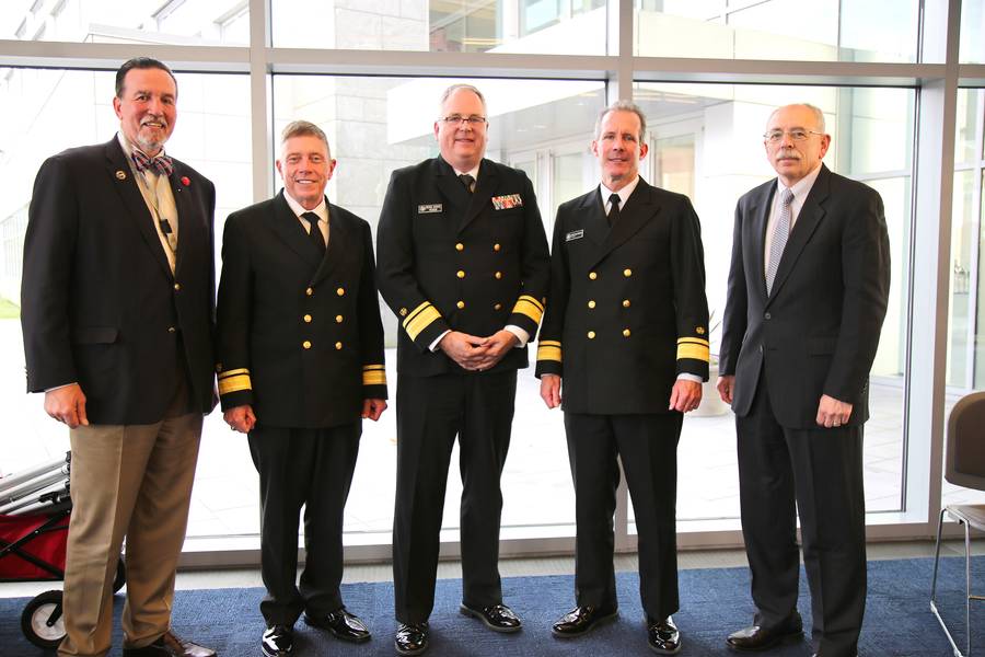 "The President's Panel" hat gestern dazu beigetragen, das 10. jährliche Maritime Risk Symposium zu beenden. (L bis R); Eric Johansson, SUNY Maritime; RADM Michael E. Fossum, Superintendent der Texas A & M Maritime Academy; RADM Michael Alfultis, Präsident des SUNY Maritime College; RADM Francis X. McDonald, Präsident der Massachusetts Maritime Academy, und Moderator RADM Fred Rosa (USCG, aD), Johns Hopkins APL. (Foto: SUNY Maritime)