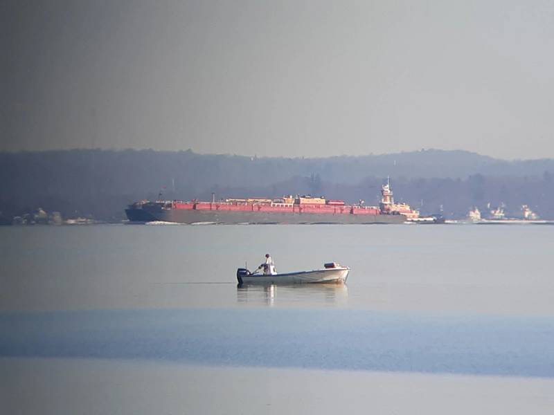 O rebocador Austin Reinauer (4.000 hp) empurrando a barcaça vazia RTC-100 (capacidade de 100.000 barris) descendo de Providence, RI Foto: Barry Parker