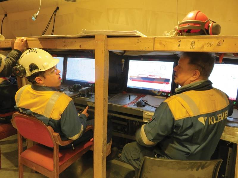 Το προσωπικό της Kleven Verft ελέγχει τη λειτουργία της κύριας αίθουσας ελέγχου κινητήρα επί του πλοίου MS Roald Amundsen που βρίσκεται υπό κατασκευή στο ναυπηγείο της εταιρείας. Φωτογραφία: Tom Mulligan