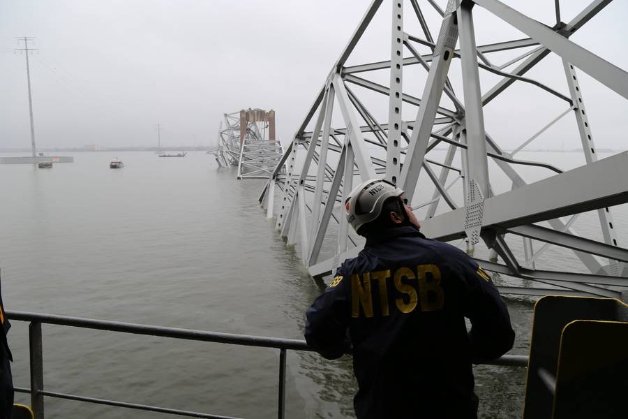 Следователи NTSB на грузовом судне «Дали», которое врезалось в мост Фрэнсиса Скотта Ки и обрушилось на него 26 марта 2024 года. (Фото: Питер Кнудсон/NTSB)
