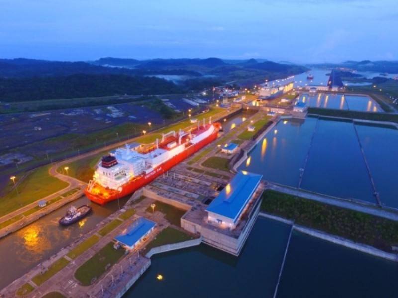 نقلت قناة بنما أربع سفن للغاز الطبيعي المسال في يوم واحد ، لتكون أول سفينة في المجرى المائي. (الصورة: هيئة قناة بنما)