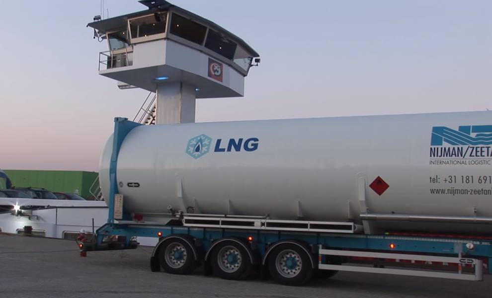 रॉटरडैम (CREDIT: पोर्ट ऑफ रॉटरडैम) के बंदरगाह पर एक LNG बंकरिंग ट्रक