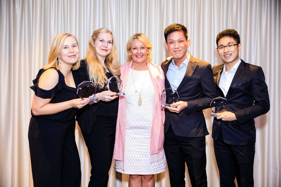 芬兰驻新加坡大使HE Paula Parviainen的获奖团队。从左到右：Anni Heiskanen，Henriikka Hakala，HE Paula Parviainen，芬兰驻新加坡大使，Lim Wei Da和Jonathan Jie（图片：新加坡海事研究所）