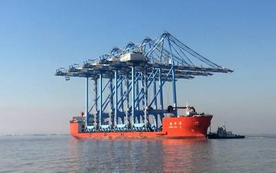 761-футовый тяжелый грузовой корабль Zhen Hua 28 переносит первые четыре восьми новых крана Tacoma с суперпостановкой-Панамакс (Фото: Северо-западный морской порт)