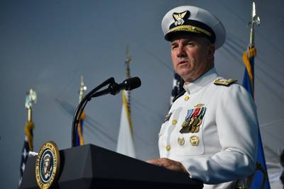 El Almirante Karl Schultz habla durante una ceremonia de cambio de mando en el Cuartel General de la Guardia Costera en Washington, DC, el 1 de junio de 2018. Durante la ceremonia, Schultz releva al Almirante Paul Zukunft para convertirse en el vigésimo sexto comandante de la Guardia Costera. (Foto de la Guardia Costera de los Estados Unidos por Patrick Kelley)