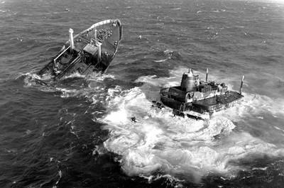MV Argo Merchant war ein unter liberianischer Flagge fahrender Öltanker, der am 15. Dezember 1976 auf Grund lief und südöstlich von Nantucket Island, Massachusetts, sank und einen der größten Ölunfälle in der Geschichte verursachte. Archiv der US-Küstenwache