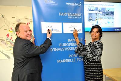 Christine Cabau Woehrel e Ambroise Fayolle assinam o contrato de € 50 milhões (Foto: Marseille Fos)