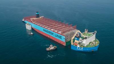 Der solide Teil des Schiffes Maersk Honam, das im vergangenen Jahr von einem schweren Feuer getroffen wurde, wird zur Hyundai Heavy Industries Shipyard in Südkorea transportiert, wo es wieder aufgebaut wird. Foto: Maersk