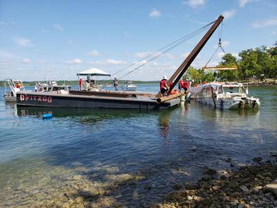 Die US-Küstenwache beaufsichtigt die Entfernung von Stretch Duck 7 vom Table Rock Lake in Branson, Mo., 23. Juli 2018. Die Missouri State Highway Patrol-Taucher rüsten das Schiff auf, dann hob es ein Schiffskran an die Oberfläche, bevor es an Land gezogen wurde und auf einen Tieflader für den Transport in eine sichere Einrichtung verladen. (Foto der US-Küstenwache von Lora Ratliff)