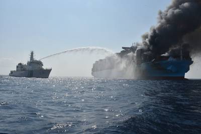 Die indische Küstenwache kämpft mit Flammen an Bord der Maersk Honan (Datei Foto: Indische Küstenwache)