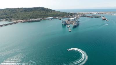 Dois navios da Royal Fleet Auxiliary atracaram no Outer Coaling Pier e no Deep Water Berth, com o Queen's Pier no fundo.