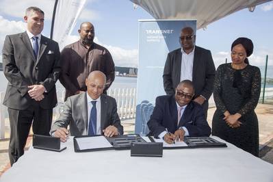 Front: Gianluca Suprani (links vom KwaZulu Cruise Terminal) und Siyabonga Gama (rechts, Chief Executive Officer der Transnet Group) besiegeln den Vertrag über das Terminalbetreiber-Abkommen für Durbans neues Kreuzfahrtterminal, flankiert von (zurück, von links nach rechts) Ross Volk, Nkululeko Mchunu, Moshe Motlohi (amtierender COO der Nationalen Hafenbehörde von Transnet) und Shulami Qalinge (Hauptgeschäftsführer der Transnet National Ports Authority).