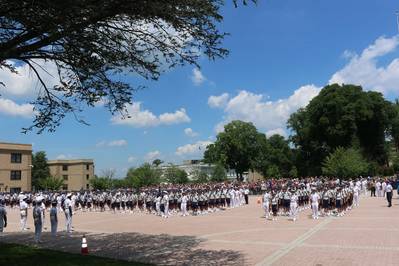 Los candidatos plebe de la Clase de 2022 se presentaron en formación en la Academia de la Marina Mercante de los EE. UU. Por primera vez e informaron al Estado Mayor del Regimiento de Adoctrinamiento, dirigido por el Comandante Regimental Midshipman First Class Alexis Ibach. Imagen: USMMA