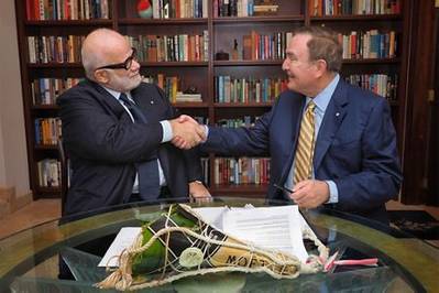 Manfredi Lefebvre D'Ovidio (à esquerda) aperta a mão de Richard D. Fain após assinar um contrato que dá à Royal Caribbean uma participação de 66,7% na Silversea (Foto: Silversea Cruises)